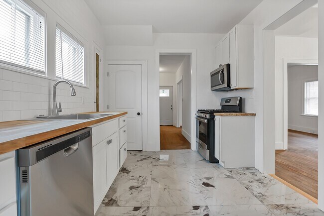 Building Photo - 743 Lilley Ave
