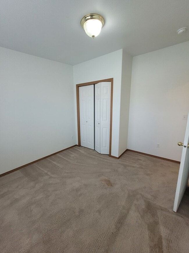 Building Photo - NOVEMBER RENT FREE - 4 Bedroom House in Ep...