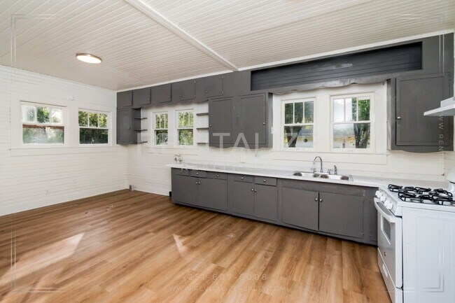 Building Photo - Updated 3 Bed 2 Bath with Large Fenced Yard