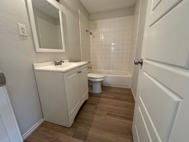 Building Photo - Newly renovated 4 bedroom home! Half off t...