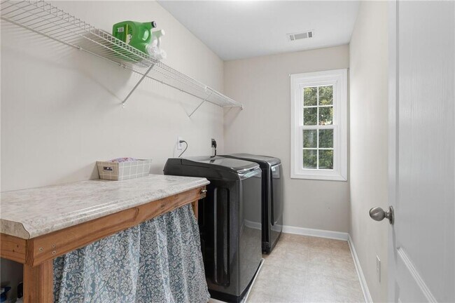 Building Photo - 8205 Applewood Ct