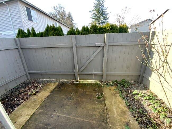 Building Photo - Large Updated 2 Bed, 1.5 Bath Townhouse w/ Washer & Dryer + Off-street Parking