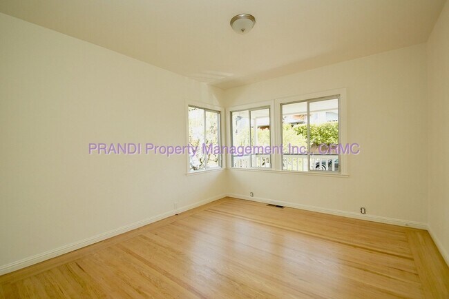 Building Photo - Charming 2-Bedroom Home with Vintage Touches, Spacious Kitchen & Prime Location Near Shops & Dining!