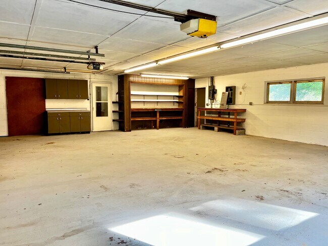 Building Photo - 1047 Oak Dr