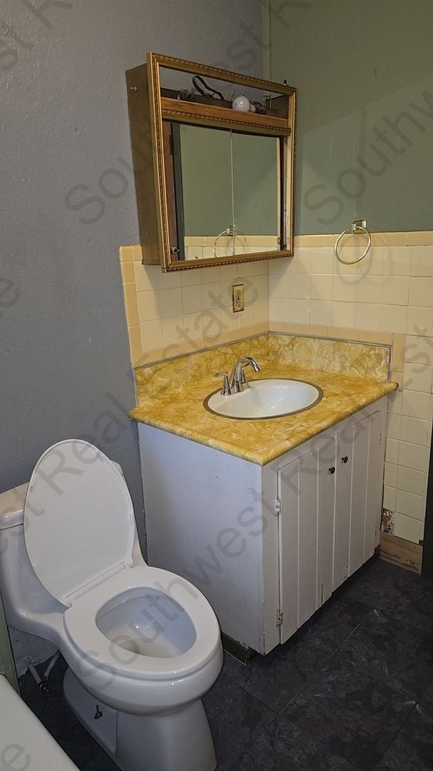 Building Photo - Spacious 2 bedroom 1 bath with large garage.
