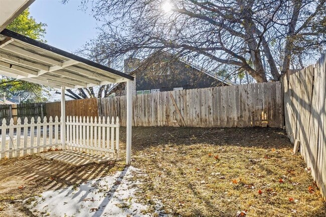 Building Photo - 2102 Lamplight Village Cir