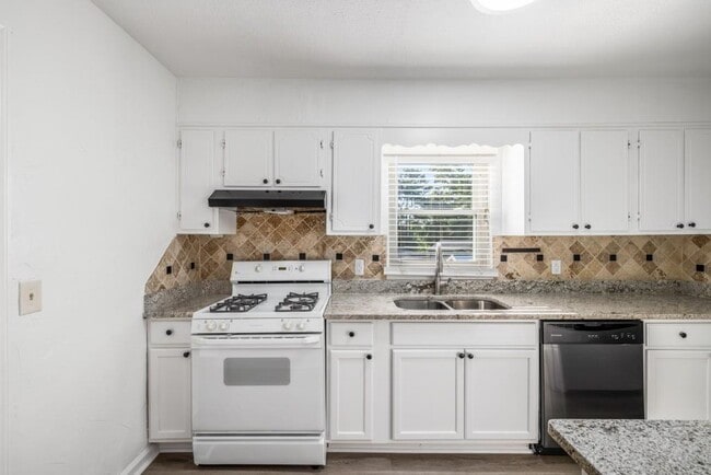Building Photo - 1801 Crestridge Dr SE