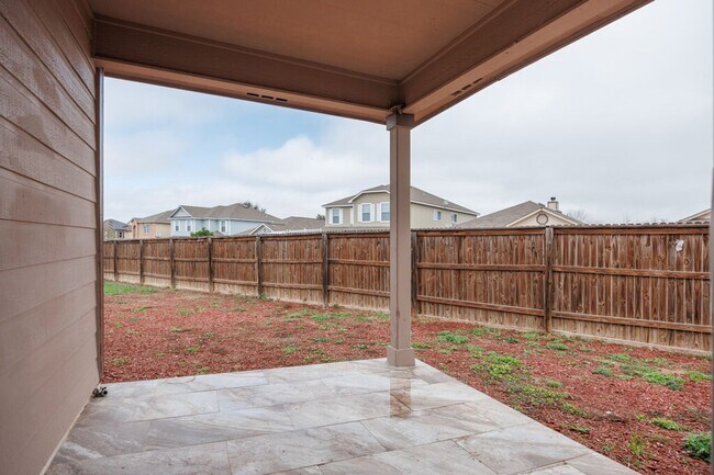 Building Photo - Beautiful 3 bedroom 2 bath home on Big Corner Lot!