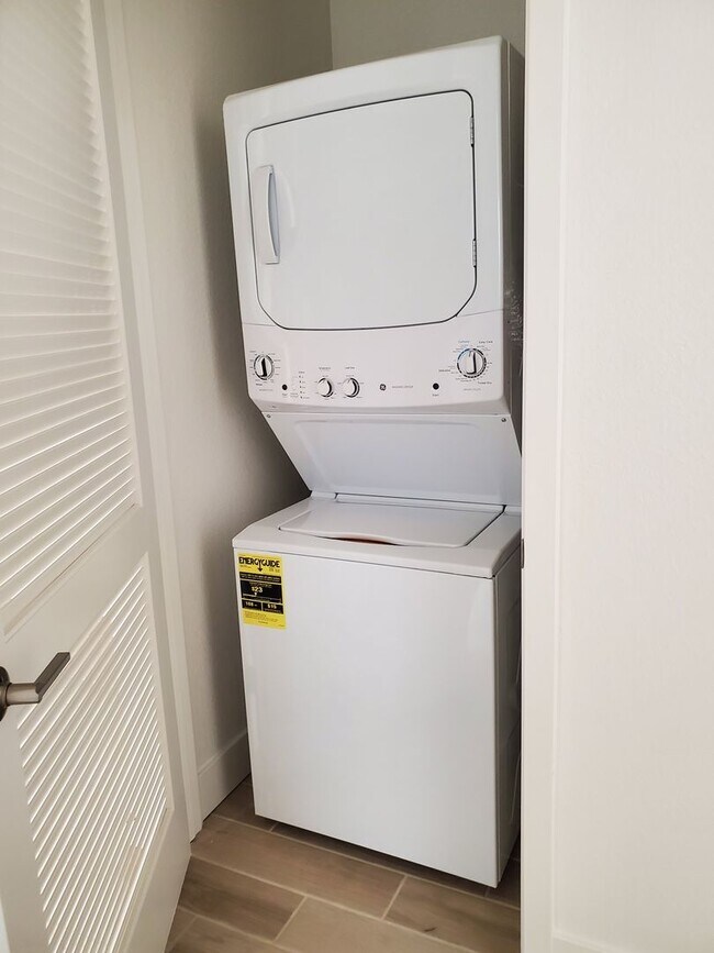 Building Photo - Stylish Private ADU with Garage, In-Unit Laundry & Good Location.