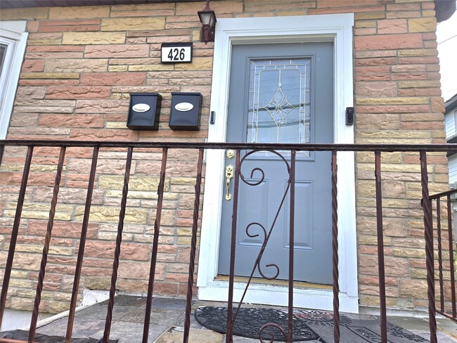 Building Photo - 426 Dunham Ave