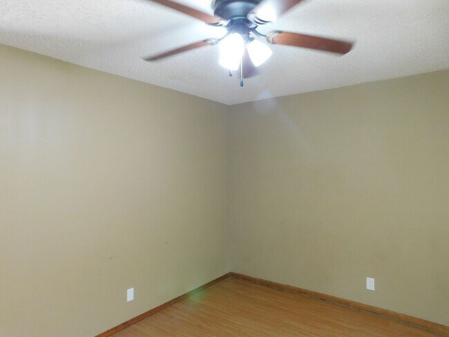 Building Photo - 4 Bedroom Home in El Dorado minutes from Down Town!