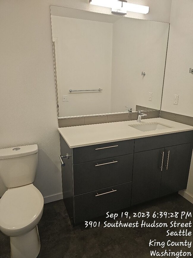 Building Photo - West Seattle townhome - 3 bedroom 3.5 bath...