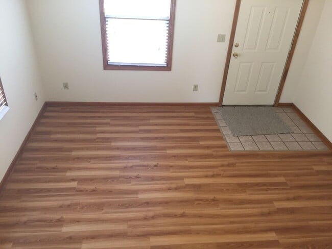 Building Photo - Perfect location 3 bed 2 bath with fenced in back yard and two car garage!