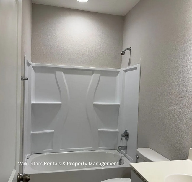 Building Photo - 370 Richmond Dr