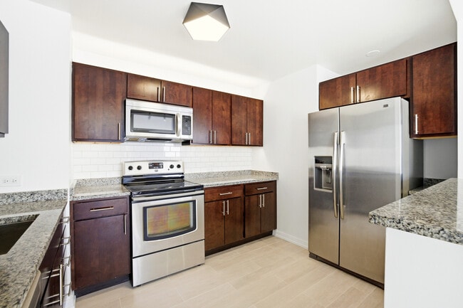 Building Photo - 4343 N Clarendon Ave