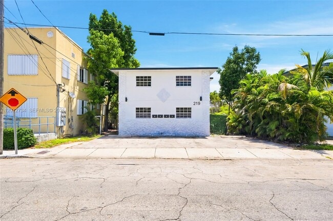 Building Photo - 219 NW 10th Ave