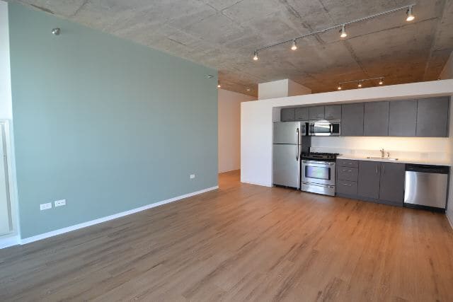 Building Photo - 1611 W Division St