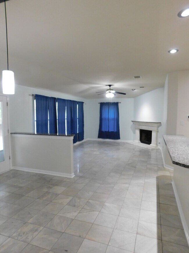 Building Photo - 1301 Leah Ln