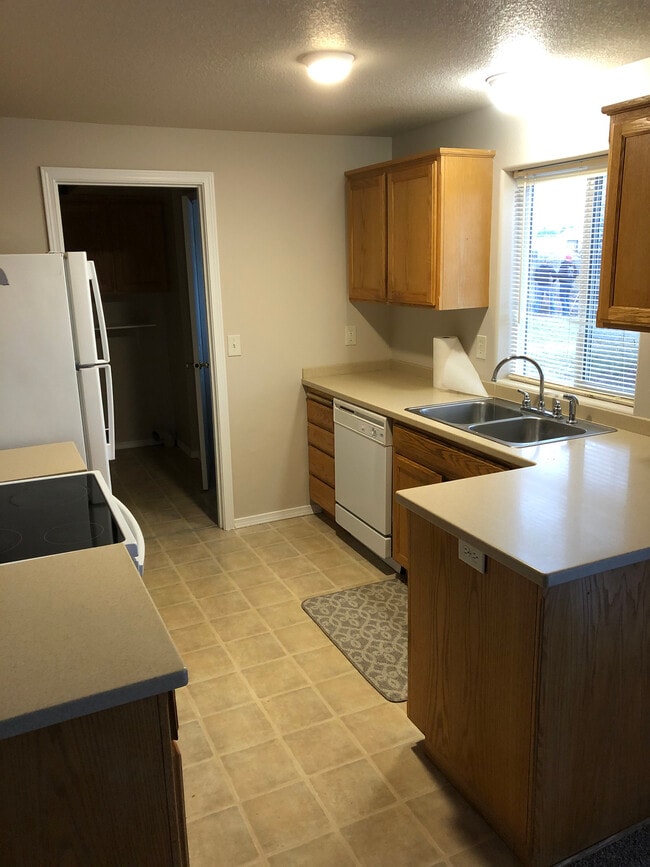 Building Photo - 601 NE Sandstone Ct