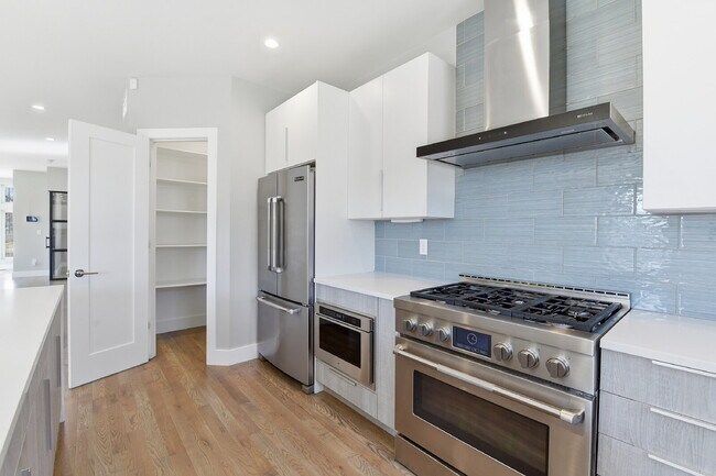 Building Photo - $5,740.95, $300 off the first month's rent, 4 Beds - 5 Bath, Townhouse in Denver with Office!