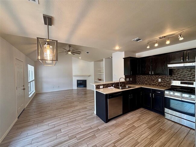 Building Photo - 808 Lone Star Dr
