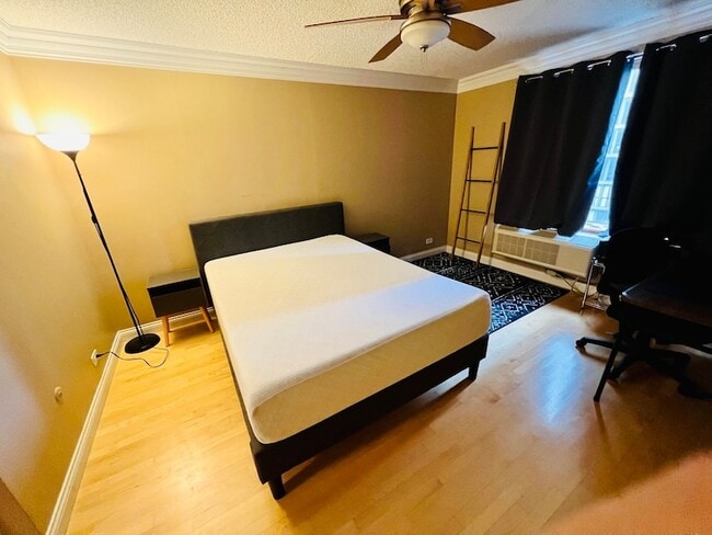 Building Photo - 801 S Plymouth Ct