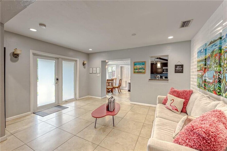 Building Photo - 1517 NE 17th Ter