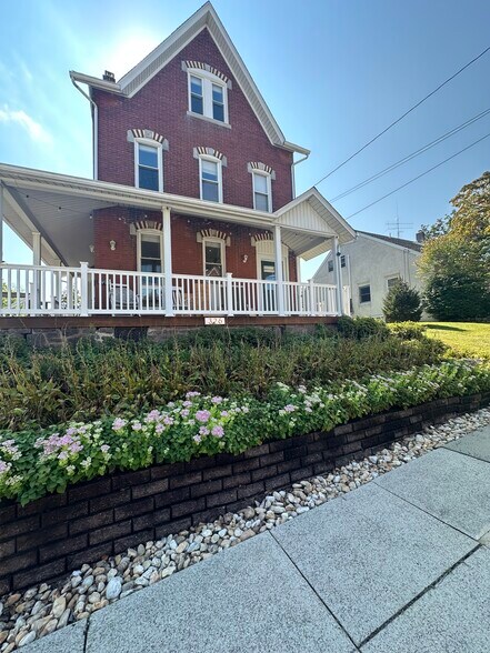 Building Photo - 326 Walnut St