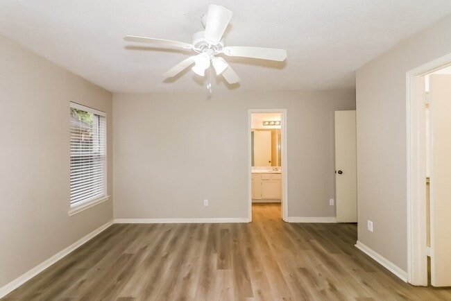 Building Photo - 4635 Linden Pl