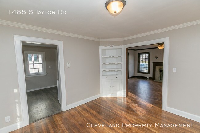 Building Photo - Charming 3 Bedroom Home