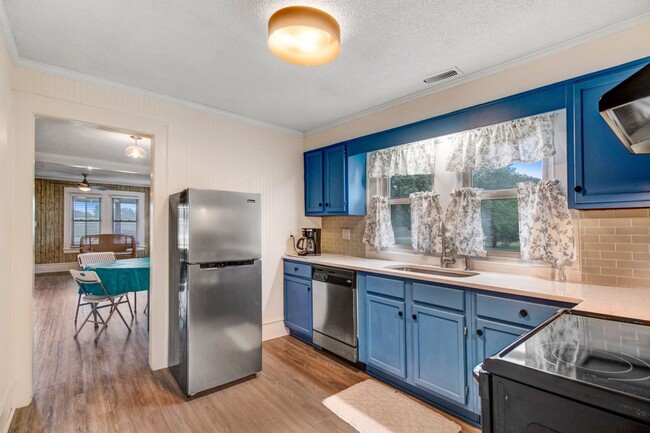 Building Photo - *FOR RENT* Beautifully Updated Home in Pri...