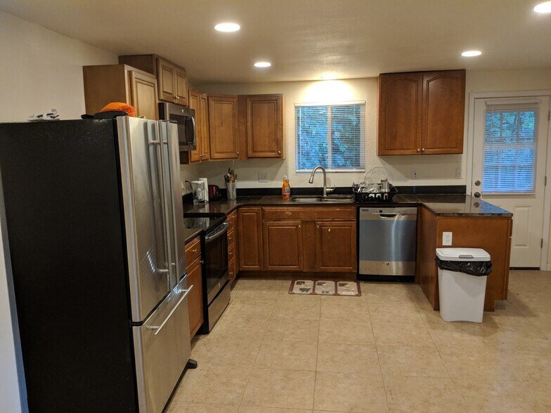 Building Photo - 6001 6th Ave SE