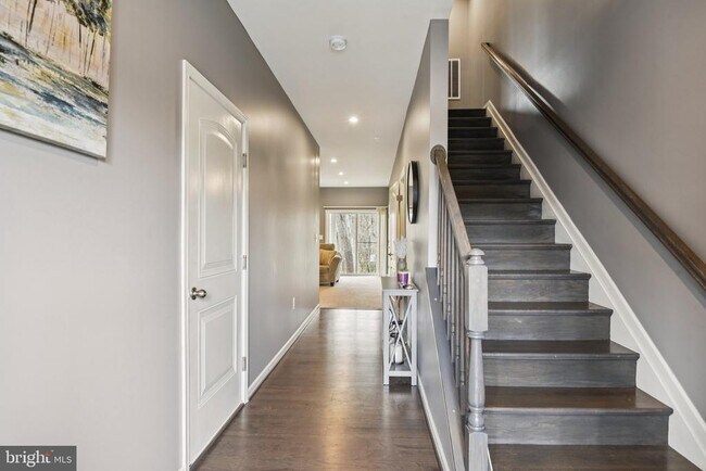 Building Photo - 1306 Hawk Hollow Dr