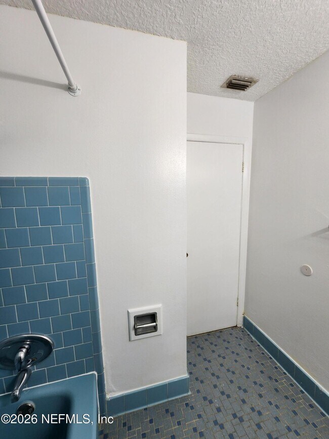 Building Photo - 1721 Hawaii Dr E