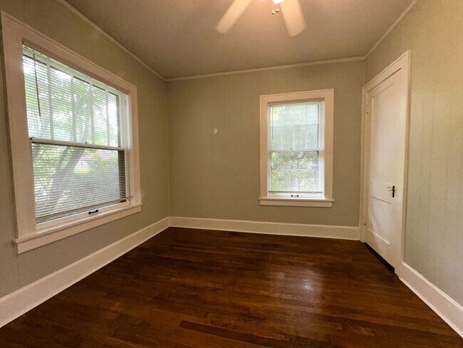 Building Photo - Beautiful, Historic House! Hardwood Floors, Full Basement, Detached Garage; W/D, Pets Ok!