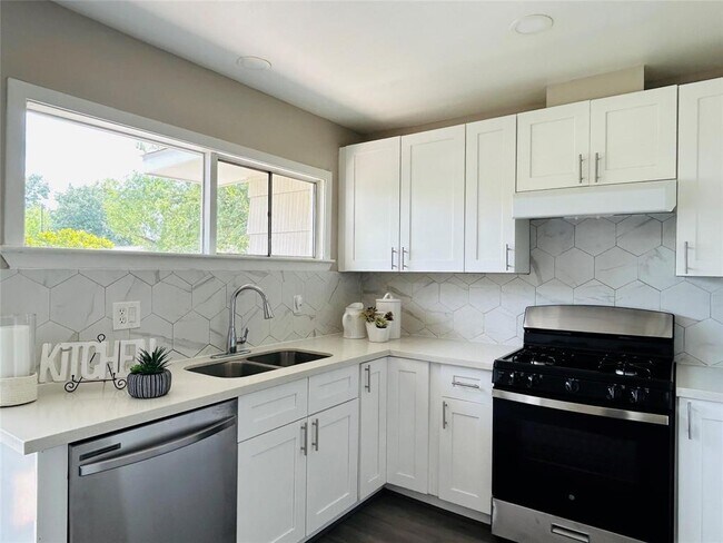 Building Photo - 6738 Hendon Ln