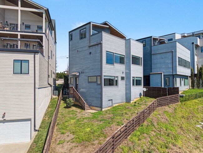 Building Photo - 118B Fern Ave