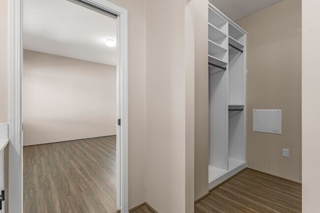 Building Photo - Bright 4-Bedroom Pet-Friendly Golf-Course ...