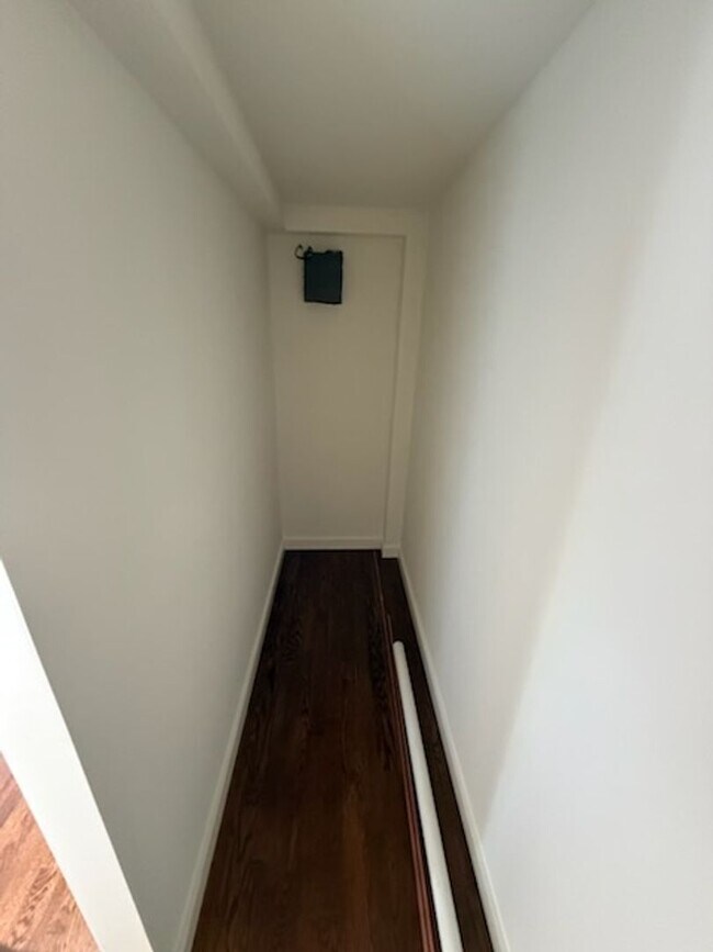 Building Photo - *DREAM LOCATION* 6BR Completely Renovated Duplex