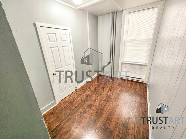 Building Photo - 1347 Sellers St