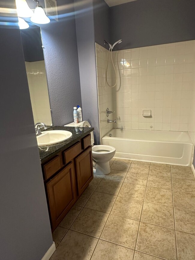 Building Photo - 2 bedroom 2 bathroom Condo in Erie