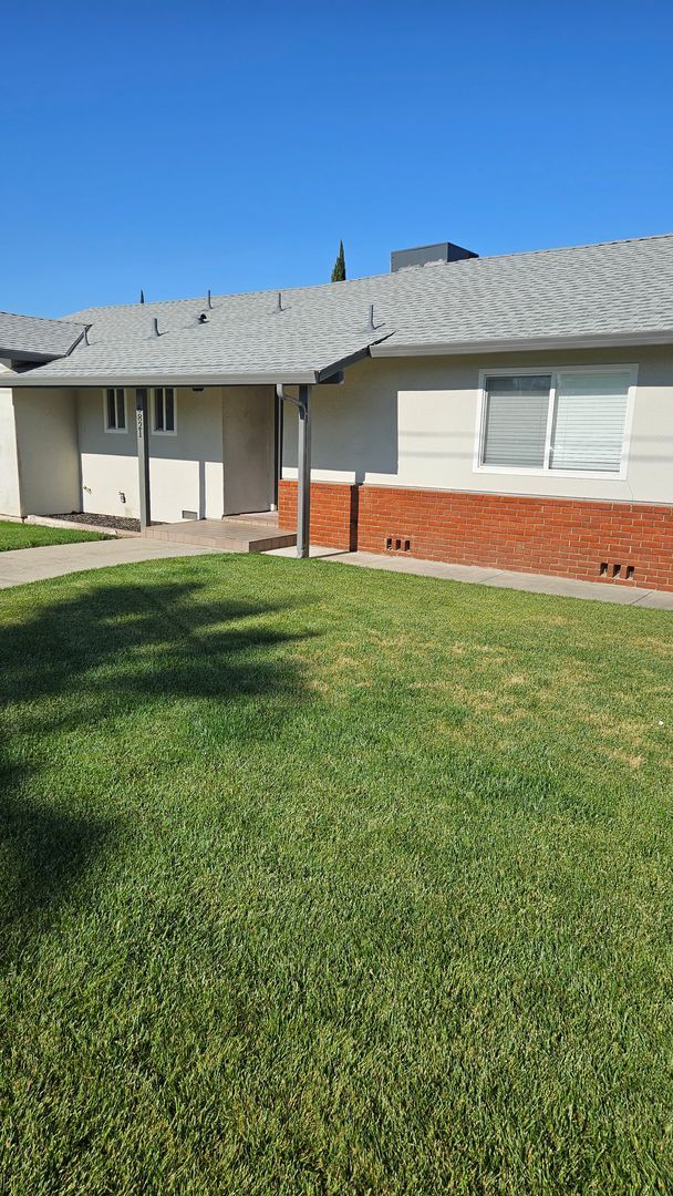 Building Photo - Large 3 bedroom 2 bath