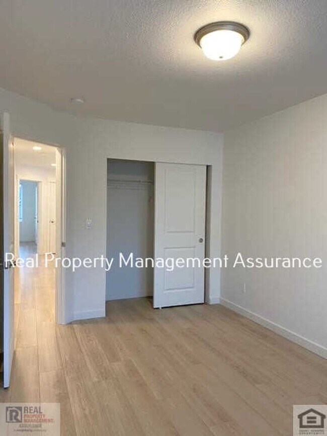 Building Photo - Modern 3 Bedroom Duplex With Garage!!