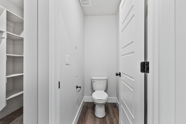 Building Photo - Awesome end unit 3 Bed 2.5 Bath townhome i...
