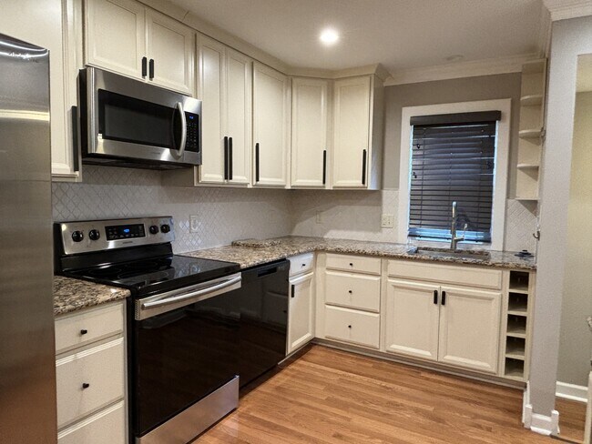 Building Photo - 1024 Kessler