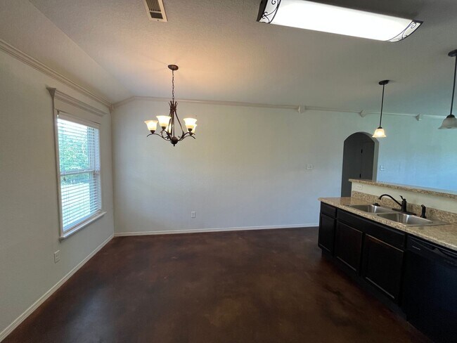 Building Photo - New Listing!