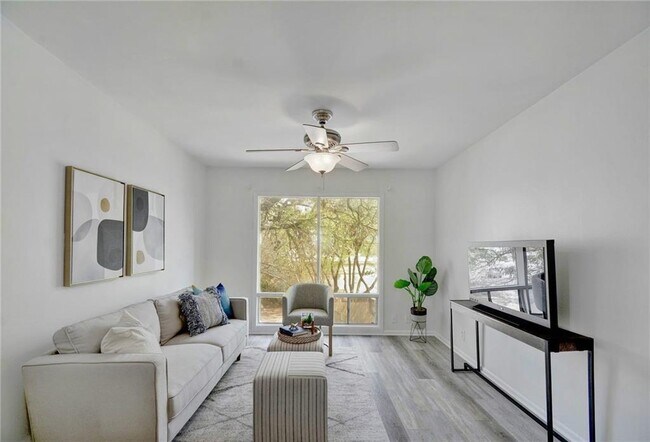 Building Photo - 5320 Balcones Dr