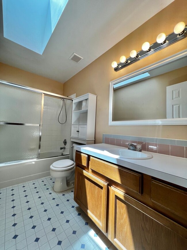 Building Photo - Charming 3-Bed/2-Bath Home in Loveland!
