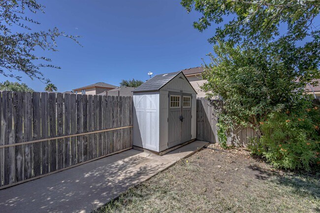 Building Photo - 618 Crackle Grove Dr
