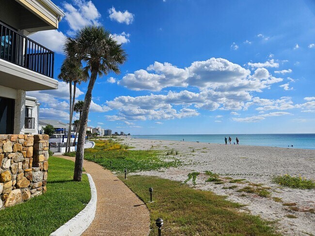 Building Photo - Seasonal Short-term 2 Bedroom 2 Bathroom Condo located on Venice Island with beach access!